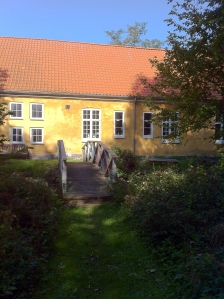 Mit nye lokale i Lyngby - set fra broen ude på øen i Mølleåen.